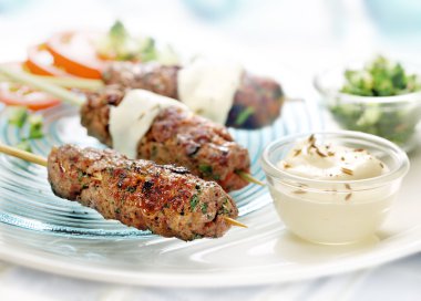 ızgara et şiş plat görev yaptı.