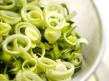 Elek içinde yıkanmış pırasa