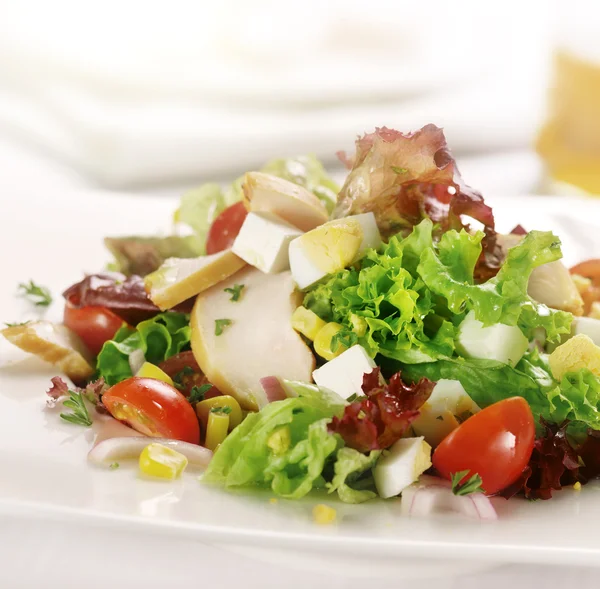 Gegrillter Hühnersalat mit Tomaten-Ei und Mais — Stockfoto