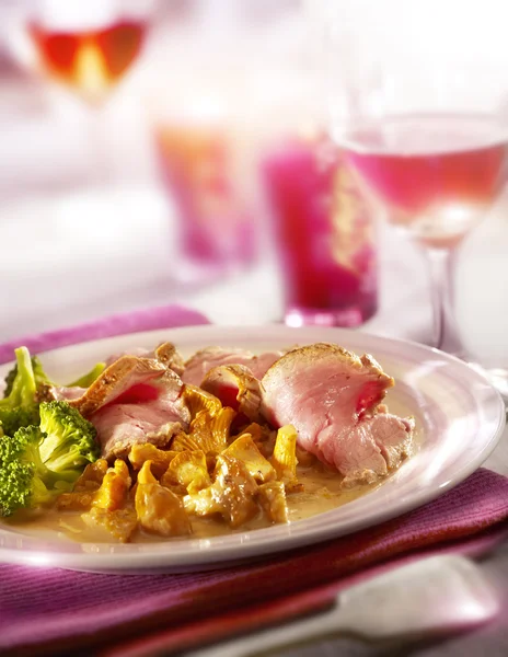 Ham served with brocoli and chantarelles, served on a plate — Stock Photo, Image