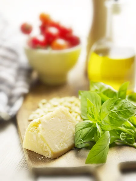 Queso parmesano sobre una tabla de madera — Foto de Stock