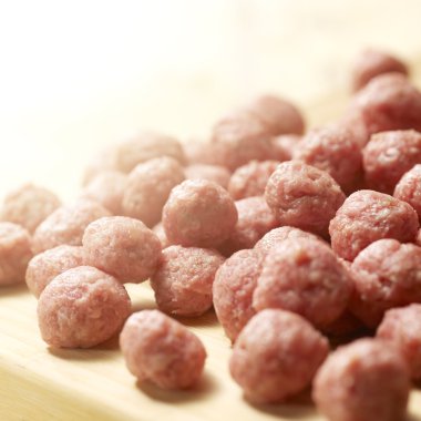 ahşap underground üzerinde çiğ köfte yığını