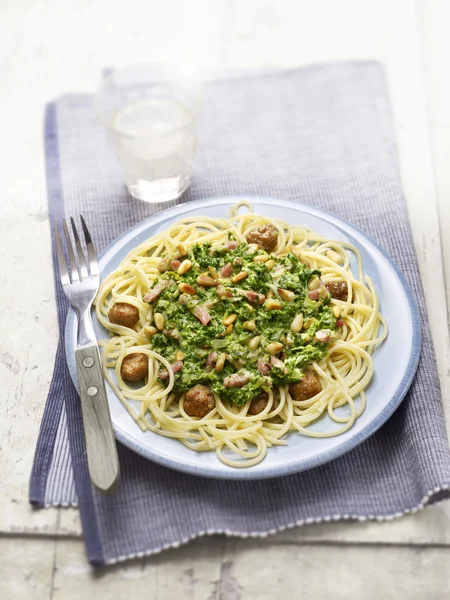 Spaghetti med köttbullar och en sås av spenat — Stockfoto