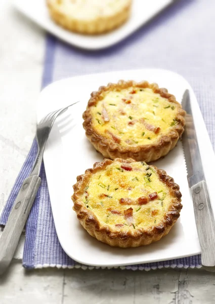 Twee quiches met spek op een plaat — Stockfoto