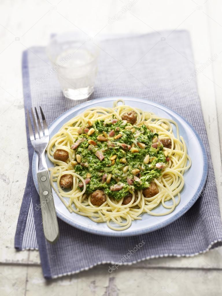 spaghetti with meatballs and a sauce of spinach