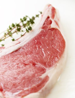 kekik beyaz kesme tahtası ile çiğ biftek