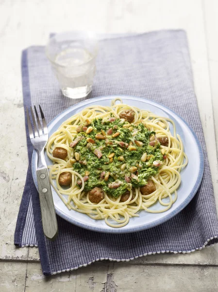 Spaghetti with spinach — Stock Photo, Image