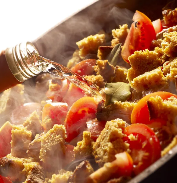 Buhar ile bir tavada dökerek beyaz şarap