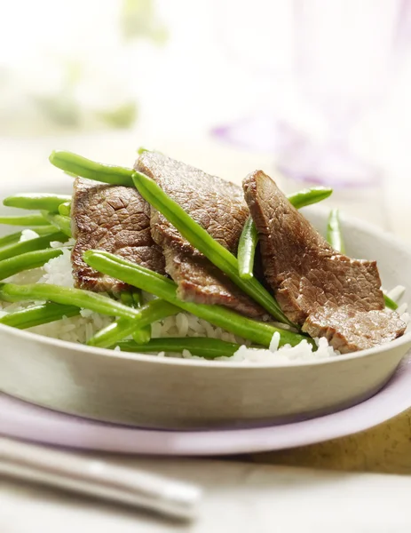 Weißer Reis mit grünen Bohnen und Steak — Stockfoto