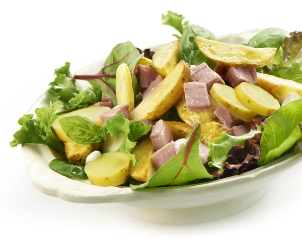 Fresh salad with baked potatoes and roasted beef sideview — Stock Photo, Image