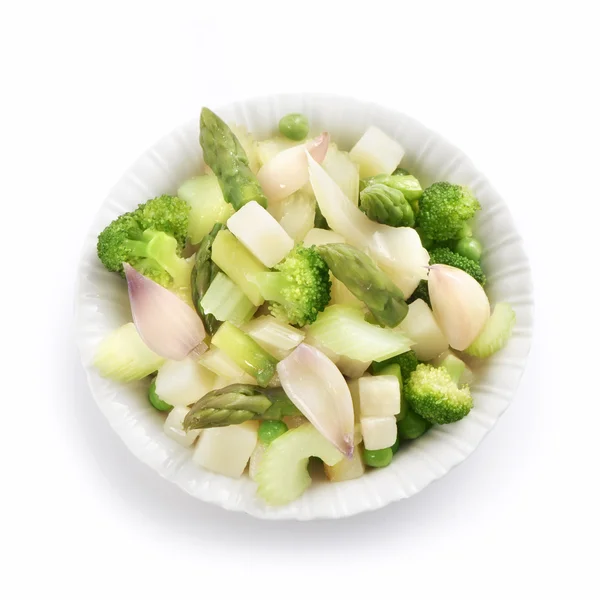 Salada de verão fresca com brócolis de aipo e espargos — Fotografia de Stock