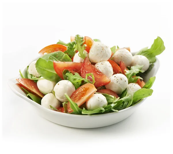 Gezonde verse rucola salade met mozarella en tomaat segmenten — Stockfoto