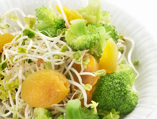 Frischer gesunder Rettichsprosssalat mit Aprikose und Brokkoli aus nächster Nähe — Stockfoto