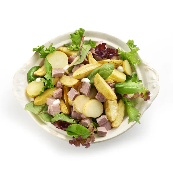 Verse salade met gebakken aardappelen en geroosterd rundvlees — Stockfoto