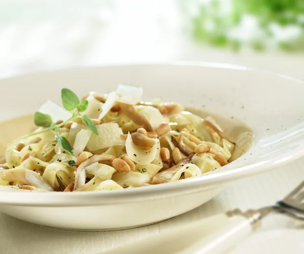 Läckra italienska tagliatelle med parmesanost och pinjenötter — Stockfoto