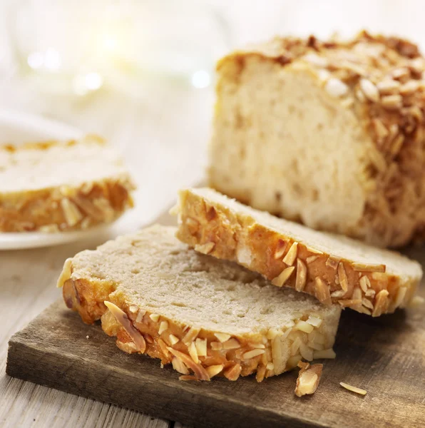 Pan de azúcar en rodajas con almones y canela —  Fotos de Stock