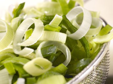 Elek içinde yıkanmış pırasa kesmek