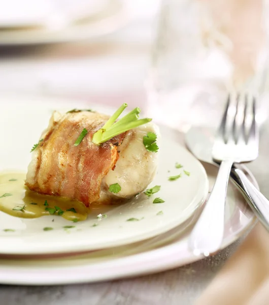 Filetto di rana pescatrice avvolto nella pancetta — Foto Stock