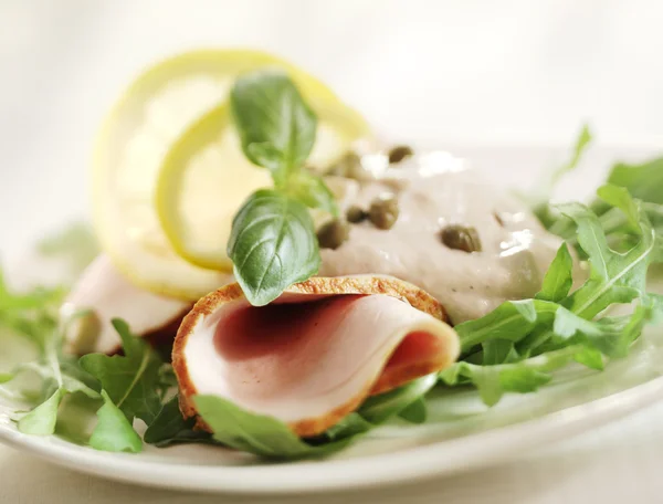 Rucola salad with ham and sauce — Stock Photo, Image