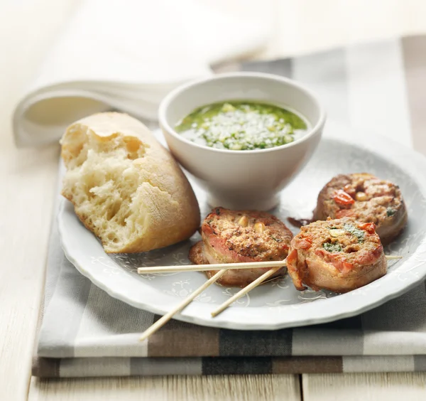 Meditarian vleesspiesen geserveerd met brood en pesto — Stockfoto
