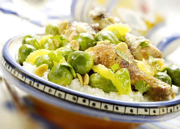 Tagine relleno de pollo con arroz y brotes —  Fotos de Stock