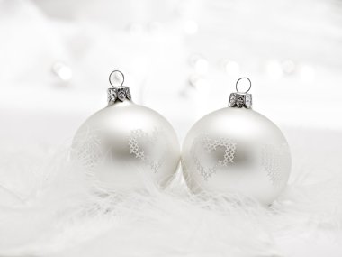 kalp şeklinde iki gümüş Noel topları