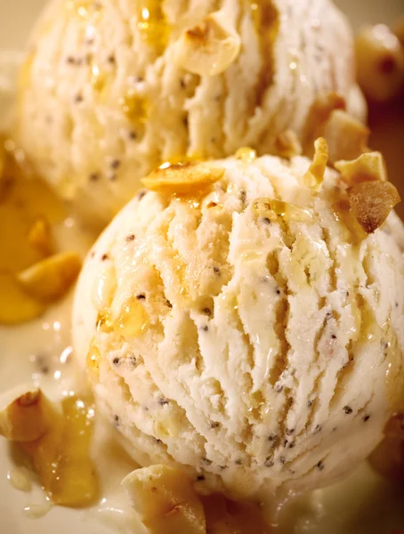 Παγωτό βανίλια σερβίρεται με μέλι και αμύγδαλα — Φωτογραφία Αρχείου