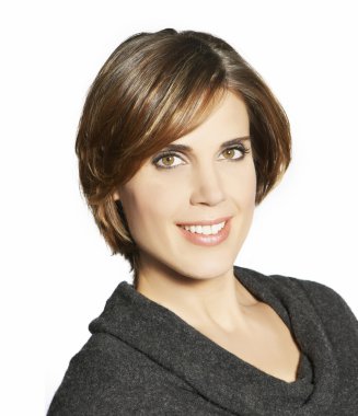 kamera kendinden emin gülümseyen genç bir kadın