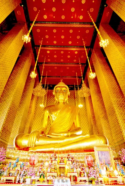 Goldene Buddhas im wat kalyanamit — Stockfoto