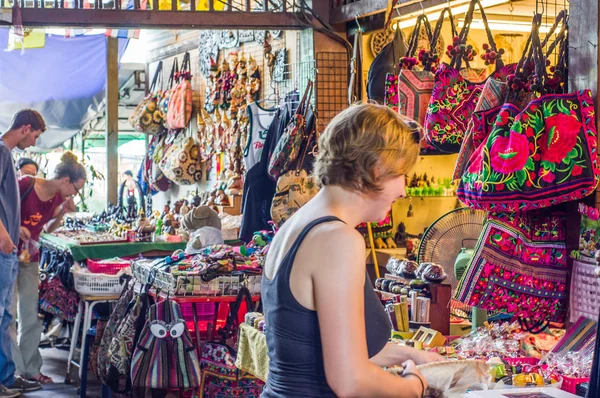 Compras en el mercado de Thachang — Foto de Stock