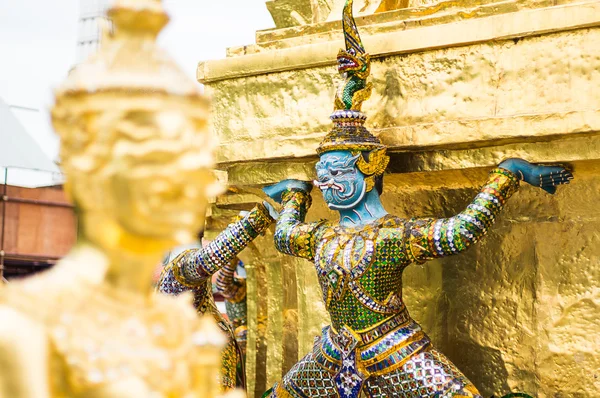 Reuzen standbeeld op wat pra keaw in bangkok thailand — Stockfoto