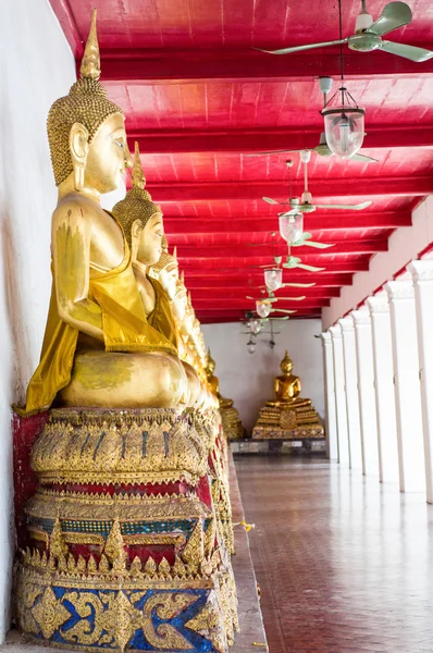 Golden buddhas in wat Mahatat thaprajun — Stock Photo, Image