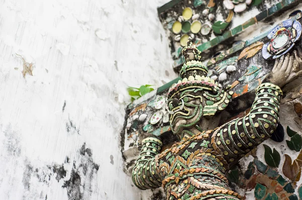 Gigante, Estátua Titan em Wat Arun, na Tailândia . — Fotografia de Stock