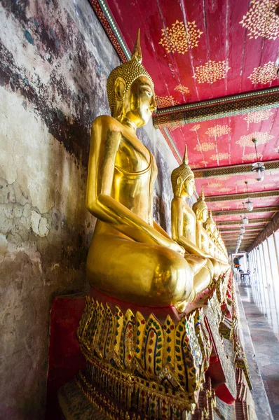 Gyllene buddhas i wat sutat, bangkok — Stockfoto