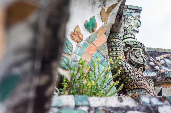 Obří, titan socha na wat arun v Thajsku. — Stock fotografie
