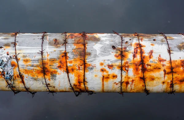 黑色运河上出现的水龙卷 — 图库照片