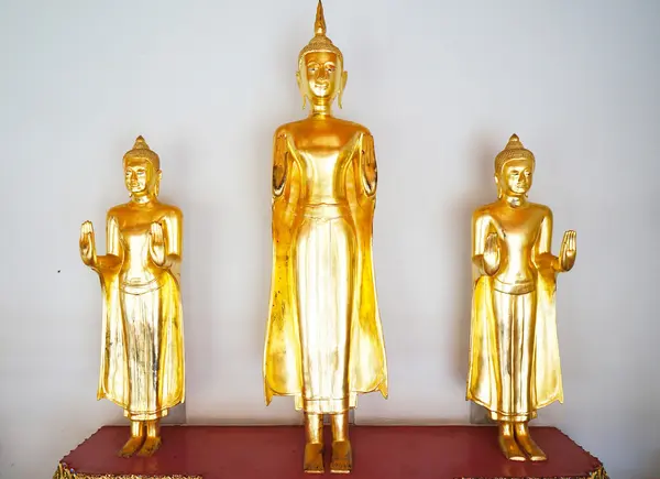 黄金の仏像ワット ・ プラチェートゥポンウィモンマンカラーラーム バンコク、タイで — ストック写真