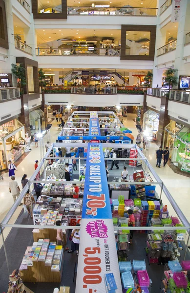 Besucher shoppen in Central Pinklao — Stockfoto