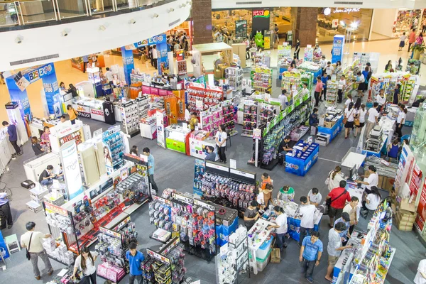 Pinklao 'dan alışveriş yapan ziyaretçiler. — Stok fotoğraf