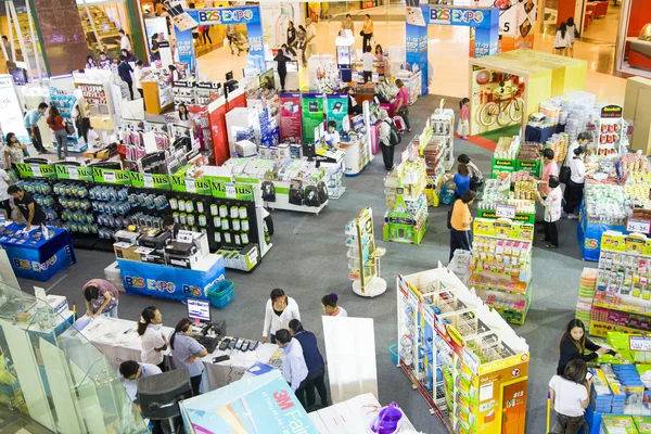 Besucher shoppen in Central Pinklao — Stockfoto
