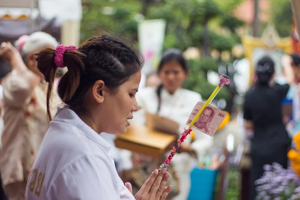 Bangkok, Tayland - 3 Ekim: Tay Budist kadın banka bağışladı — Stok fotoğraf