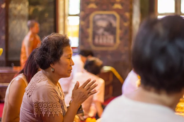 BANGKOK, TAILANDIA - 3 de octubre: la mujer budista tailandesa respeta a B — Foto de Stock