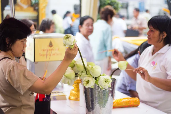 Bangkok, thailand - 3 oktober: Thais Boeddhistische mensen met betrekking tot — Stockfoto