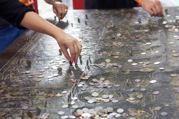 Predict,Cast lots with Thai coins. — Stock Photo, Image