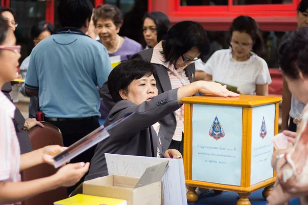 Bangkok, Tayland - 3 Ekim: Tay Budist insanlar yasağı bağışladı