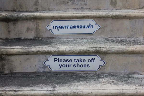 " take off your shoes "sign and Thai language befor go to on te Стоковое Фото