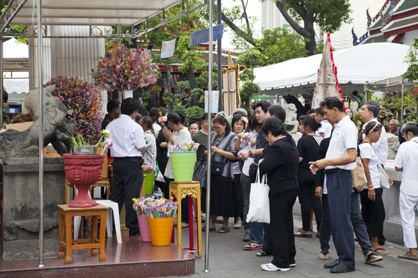 Bangkok, Tajlandia - 25 października 2013: Tajowie oddania bankno — Zdjęcie stockowe