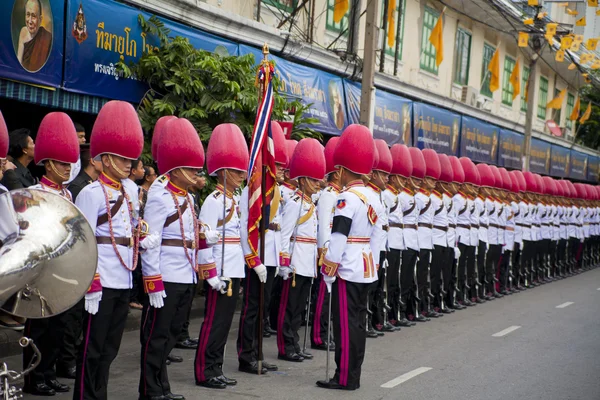 Бангкок, Таиланд - 25 октября 2013 года: марш банд тайских гвардейцев — стоковое фото