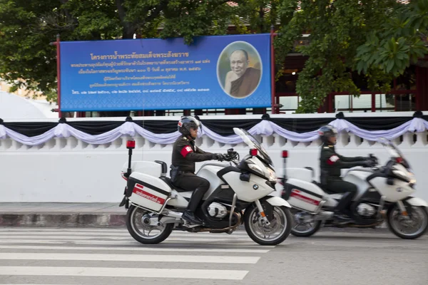 Bangkok, Tailândia - 25 de outubro de 2013: Polícia Tailandesa no King o — Fotografia de Stock