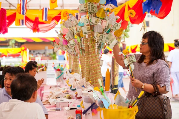 泰国佛教的人们捐赠钱钞 — 图库照片